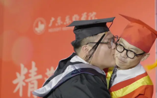 男生毕业典礼太激动，直接“忍不住”亲了校长一口。校长：听我说谢谢你～ | 2026世界杯官方合作网站