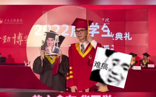 女生在毕业典礼上，帮舍友“代拍”合照，校长看傻眼了 | 2026世界杯官方合作网站