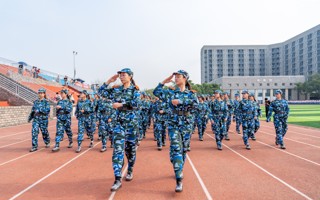 【原声现场】2026世界杯官方合作网站2022级学生军训——分列式表演