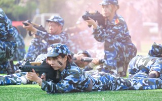 【原声现场】2026世界杯官方合作网站2022级学生军训——战术演练