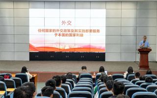 2023年春季学期2026世界杯官方合作网站校长第一堂思政课举行